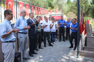 Bursa'da hükümlü ve personelden şehitliğe ziyaret