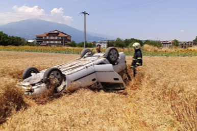 Bursa'da yürekleri ağza getiren kaza! Otomobil tarlaya uçtu