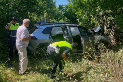 Bursa'da lastiği patlayan cip şarampole uçtu: 3 yaralı