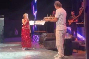 Yıldız Tilbe'den Bursa'da şoke eden doğum günü çıkışı