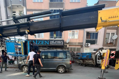 Bursa'da yük asansörü, minibüsün üzerine devrildi