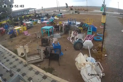 Bursa'da  fırtına sahili süpürdü, kafenin masaları yer değiştirdi