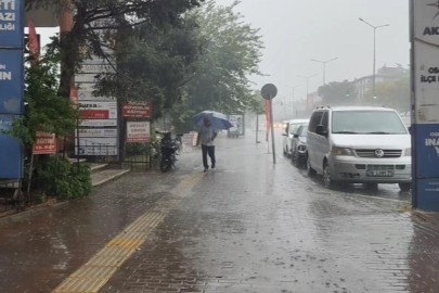 Bursa'da yollar göle döndü, vatandaşlar zor anlar yaşadı