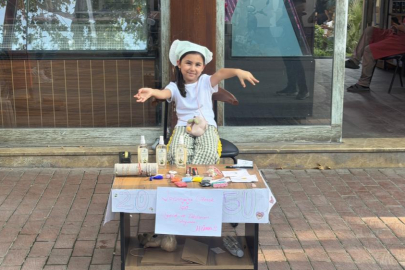 Japonya'ya gitmek için oyuncak ve takılarını satışa çıkardı