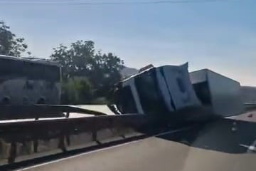 Bursa İnegöl'de tır bariyerlere çarptı, sürücü yaralandı
