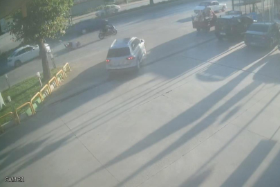 Bursa'da direksiyon hakimiyetini kaybeden motosiklet otomobile çarptı
