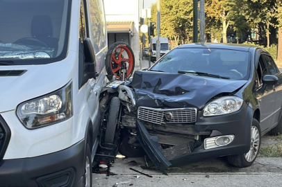 Bursa'da  otomobille çarpışan motosiklet iki araç arasında sıkıştı