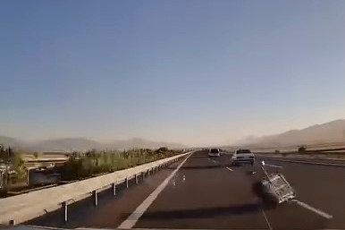 Bursa'da rüzgardan uçan portbagaj faciaya neden oluyordu
