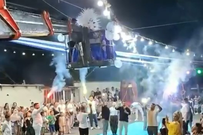 Bursa'da  gelin ile damat sahneye vinçle indi