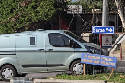 Mudanya'da zırhlı banka aracı elektrik direğine çarptı