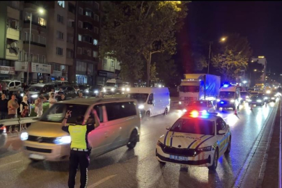 Bursa'da alkollü şahıs metro direğine çıktı: Ulaşım durdu, elektrik kesildi