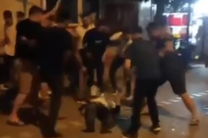 Bursa'da  kadını darp eden adamı mahallelinin linç anları kamerada