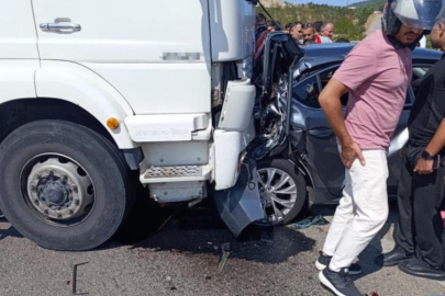 Bursa'da kamyonet otomobile çarptı, yaşlı kadın hayatını kaybetti