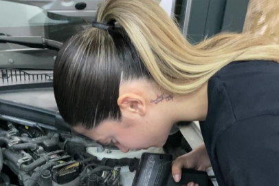 Bursa'da 19 yaşındaki genç kız tamirhanede ter döküyor