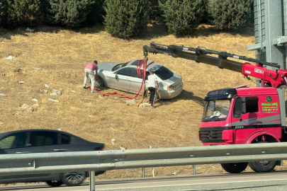 Bursa'da otomobil bariyerleri aşarak tarlaya uçtu