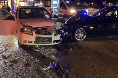 Bursa'da otomobiller kafa kafaya çarpıştı: 2 yaralı