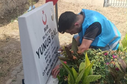 Bursalı gençler şehitliği temizlediler