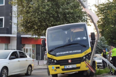 Bursa'da seyir halindeki halk otobüsü direğe çarptı: O anlar kamerada