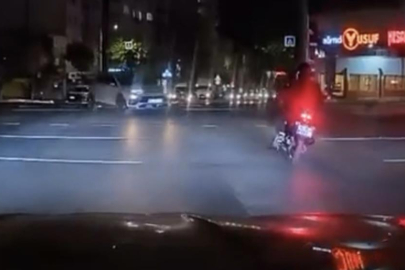 Bursa'da kırmızı ışıkta geçen otomobil motosiklete çarptı