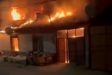 Bursa'da alev alev yanan ev kamerada