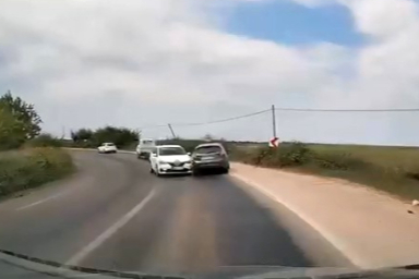 Bursa'da viraja hızlı giren otomobil kazaya sebep oldu