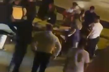 Bursa'da yolun karşısına geçerken otomobil çarptı: 1'i ağır 2 yaralı