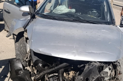 Bursa'da otomobil bariyerlere ok gibi saplandı: O anlar kamerada