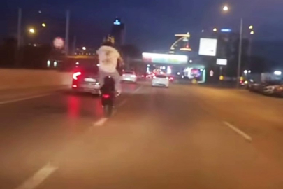 Bursa'da plakasız motosiklet sürücüsünün tehlikeli hareketi kamerada