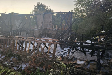 Bursa'da metruk bina küle döndü
