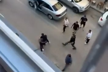 Bursa'da trafik durdu, cadde ringe döndü.. O anlar kamerada