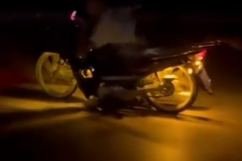 Bursa'da motosikleti yatarak kullandı, tehlikeli anlar kamerada