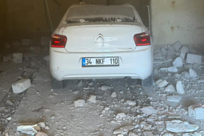 Bursa'da kontrolden çıkan otomobil yol kenarında bulunan depoya girdi