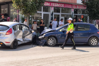 İnegöl'de iki otomobil kafa kafaya çarpıştı