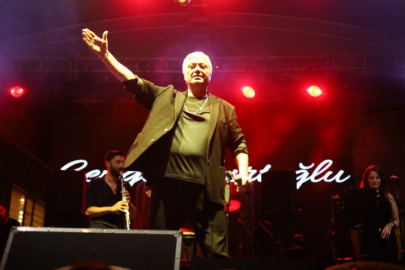 Bursa'da Cengiz Kurtoğlu, Altın Biber Festivalinde sahne aldı