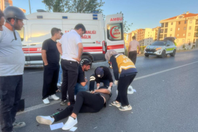 Bursa'da otomobile çarpan genç motosiklet sürücüsü yola savruldu