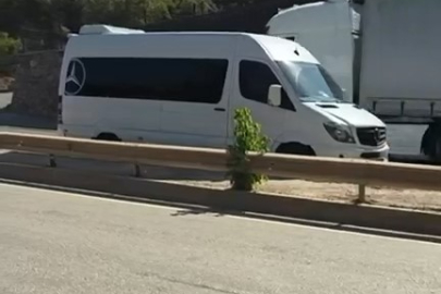 Bursa'da ters şeride giren servis minibüsü tehlike saçtı