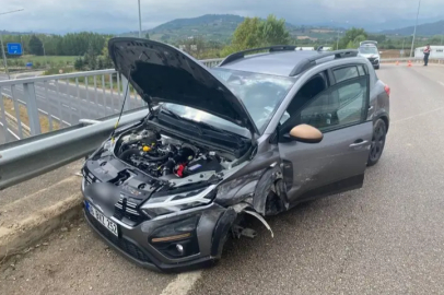 Bursa'da bariyerlere çarpan araçtaki 2 kişi yaralandı