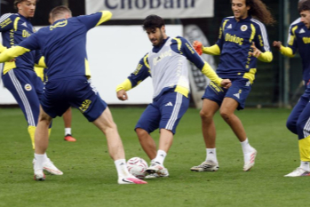 Fenerbahçe, 20 Eylül Pazar günü sahasında Eyüpspor ile oynayacağı Trendyol Süper Lig 6. hafta maçının hazırlıklarına bugün yaptığı antrenmanla devam etti.