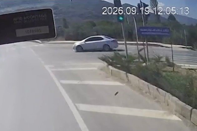 Bursa'da belediye otobüsündeki kaza anı kameraya yansıdı