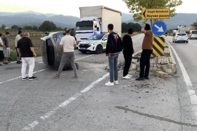 Bursa'da  ara sokaktan çıkan araca çarpmamak için refüje daldı