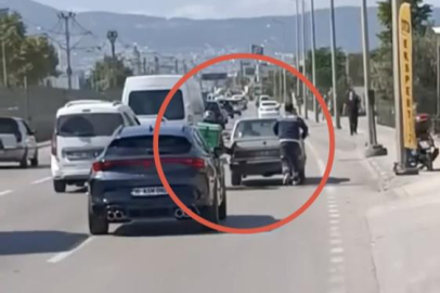 Bursa'da motokuryeden arızalanan otomobili itmek için ilginç yöntem