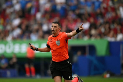 Türkiye - İtalya maçında Michael Oliver düdük çalacak