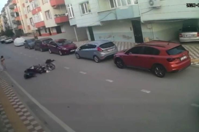 Aniden yola çıkan çocuğa motosiklet çarptı: Kaza anı kamerada