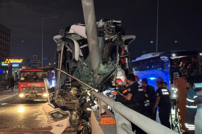Yolcu otobüsü alt geçit duvarına çarptı: 11 yaralı