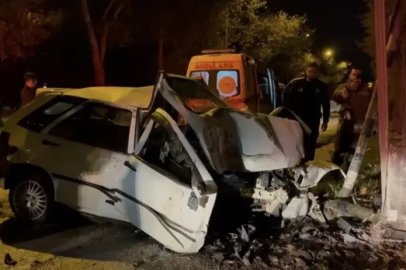 Bursa'da duvara çarpan araç hurdaya döndü
