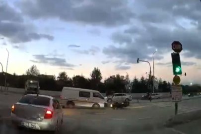Bursa'da kırmızı ışıkta kaza: Sürücü yerde sürüklendi