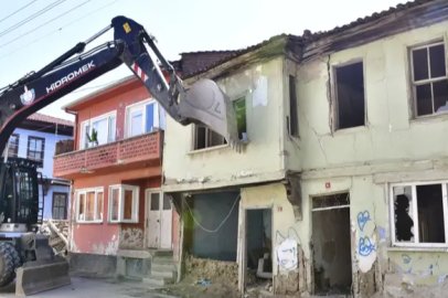 Yenişehir’de metruk binalar tek tek yıkılıyor