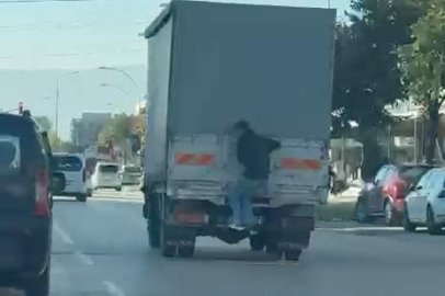 Bursa'da kamyonetin arkasına çıktı, canını hiçe saydı