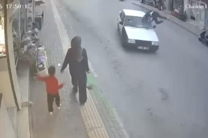 Bursa'da Tofaş otomobil yayaya çarptı: O anlar kamerada