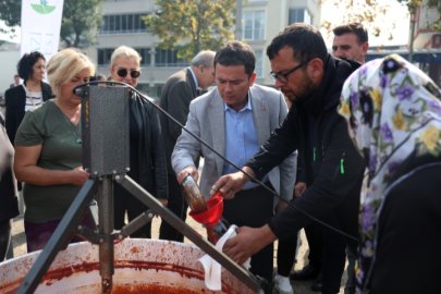 Başkan Aydın, salça kazanının başına geçti